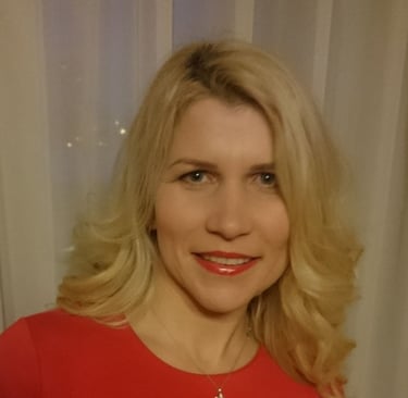Lektorė demonstruoja sapnų gaudyklių technikas per sapnų gaudyklių edukacijas