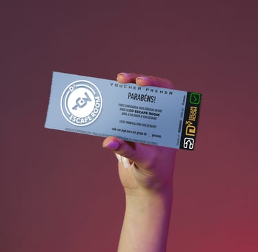 uma pessoa a segurar um voucher de escape room