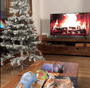 Arbol de Navidad y tele de fondo desde el sofá en Sueños del Garmo