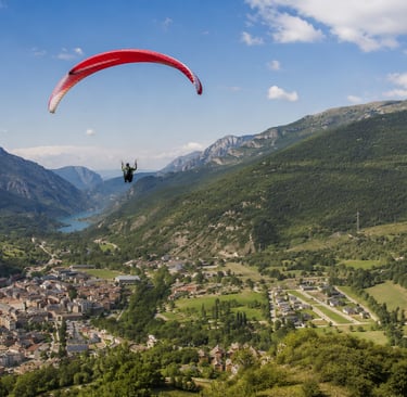 Parapente sobre el Valle de Tena durante el Hike & Fly en Panticosa
