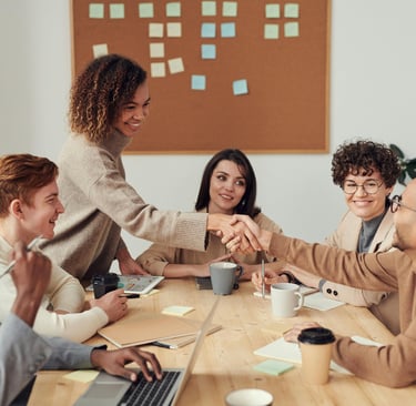 Une femme ayant confiance en soi lors d'une réunion grace au coaching en développement personnel et professionnel