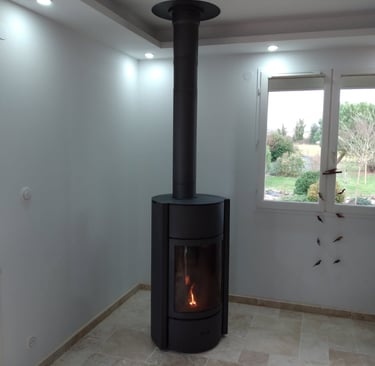 Poêle à bois moderne installé dans une pièce lumineuse avec conduit apparent