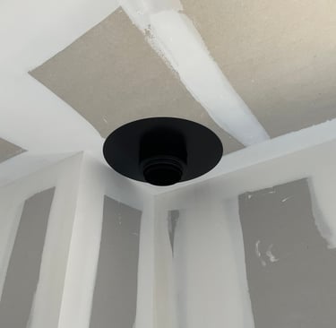 Sortie de plafond noire pour conduit de fumée de poêle à bois avec finition soignée