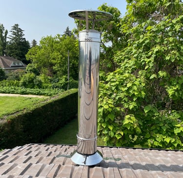 Sortie de toit avec conduit de fumée inox pour poêle à bois installée sur toiture