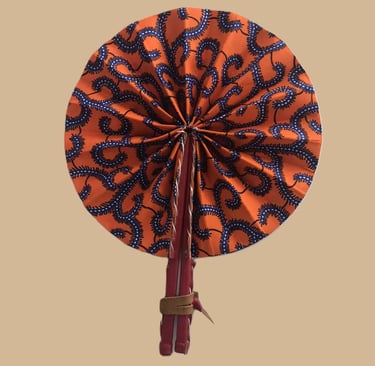 Éventail en wax orange bleu à motifs africains