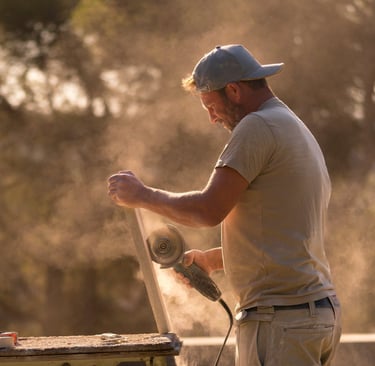 homme qui découpe du carrelage