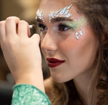 femme qui se fait maquiller