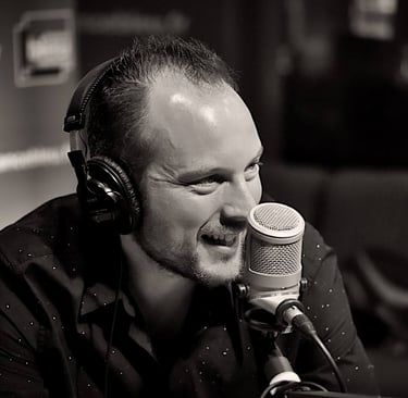 portrait photo homme dans un live radio