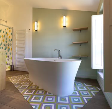 baignoire dans une salle de bain