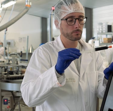 travailleur dans une usine de chimie