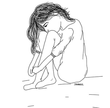 Una chica sentada con las piernas dobladas hacia ella, mirando al piso reflexionando