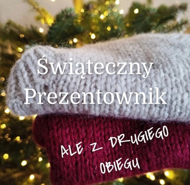 wełniane swetry na tle choinki z zapalanymi lampkami