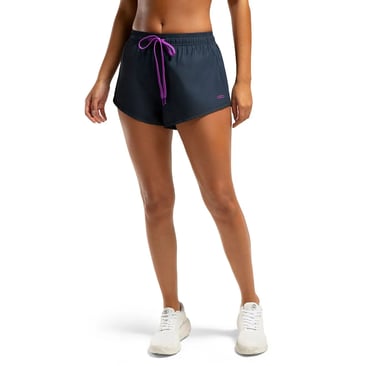 Modelo feminino vestindo shorts Essential Basic 2 Olympikus preto