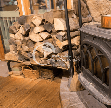 réserve de bois pour la cheminée avec une cheminée à coté