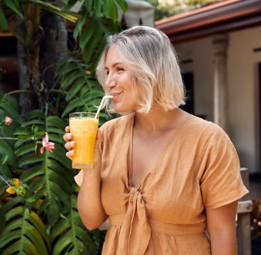Mujer bebiendo un zumo