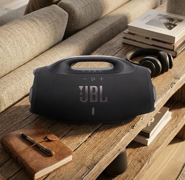 Enceinte portable JBL Boombox 4 noire dans un décor de salon moderne et épuré