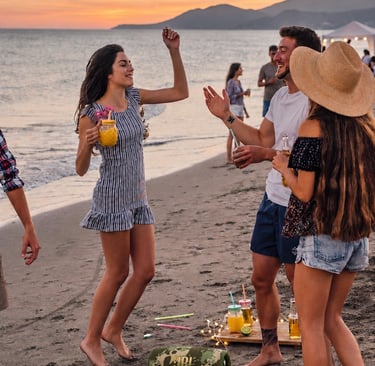 Mode StereoTogether avec deux enceintes JBL Charge 6 connectées sur la plage