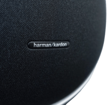 Gros plan de la marque de l'enceinte sans fil de salon Harman Kardon Onyx studio 9