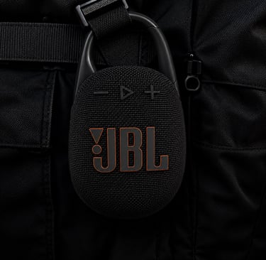 JBL CLIP 5 sur une sangle de sac à dos