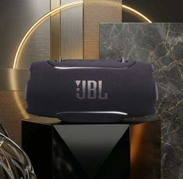 Enceinte JBL Xtreme 5 noire posée sur un socle devant un décor premium en marbre et métal doré