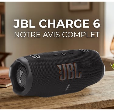 Enceinte JBL Charge 6 noir sur une table en bois avec l'inscription Notre Avis Complet