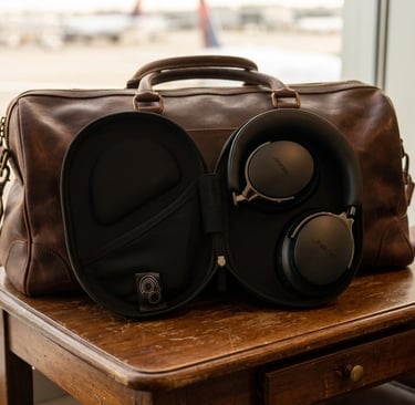 Casque sans fil Bose QuietComfort ultra de 2ème génération noir plié dans sa housse de transport