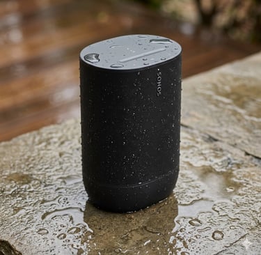 L'enceinte Sonos Move 2 posée sur un muret sous la pluie IP56