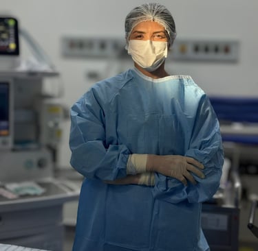 Simone Veridiana em sala de cirurgia paramentada de braços cruzados olhando na direção da camera.