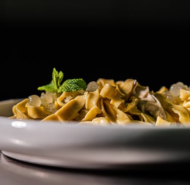 foto food, piatto di pasta con menta e ostriche