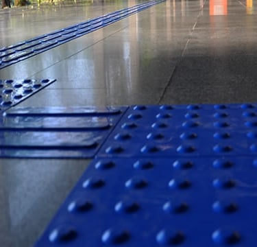 Piso Tátil pvc azul instalado
