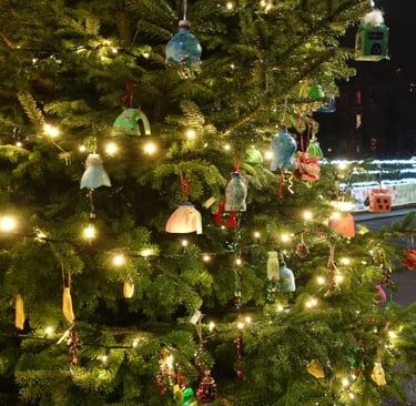 Christmas tree on Old Coltbridge (c) H Ross