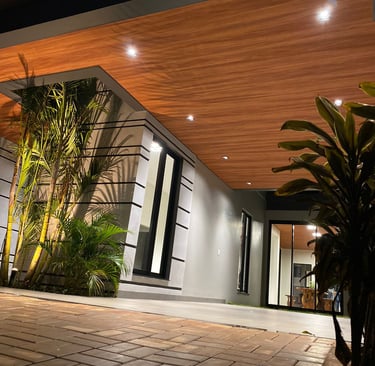 Uma garagem residencial com forro amadeirado teto vinilico