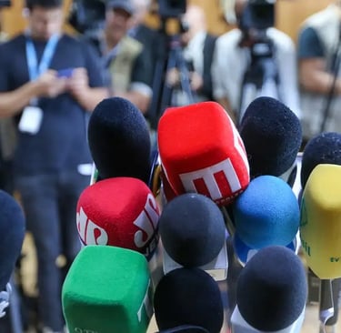 Microfones de jornalistas em uma coletiva de imprensa com advogados