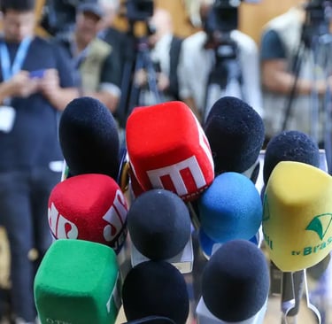 Microfones de diversos veículos em uma coletiva de imprensa
