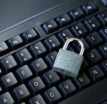 Teclado com cadeado em cima