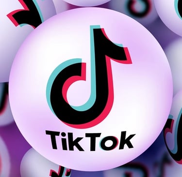 Imagem de balões com o logo do TikTok