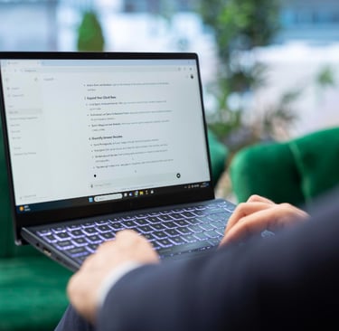 Pessoa digitando em notebook com o ChatGPT aberto