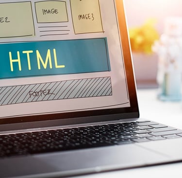 uma tela de computador laptop exibindo uma página de site em um desktop
