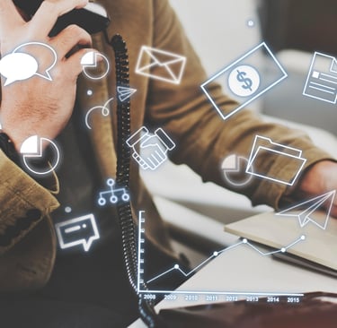 Homem falando no telefone com ícones de marketing digital flutuando