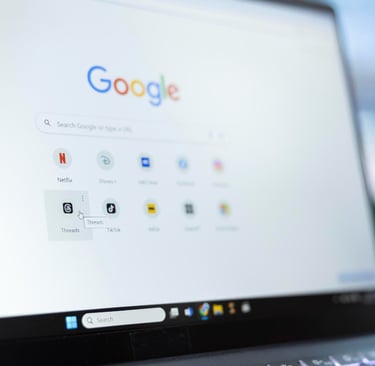 Tela do computador com a página inicial do Google aberta