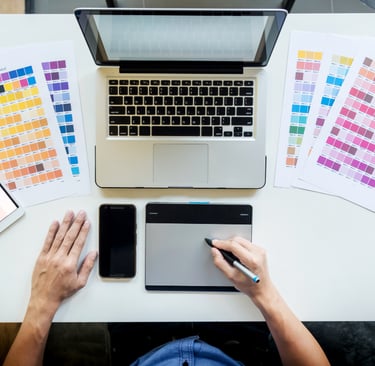 Designer trabalhando com paleta de cores