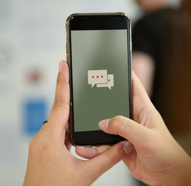 Pessoa com um celular na mão trocando mensagens