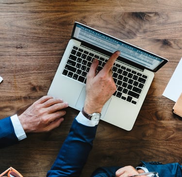 Advogados utilizando um notebook para a redação SEO