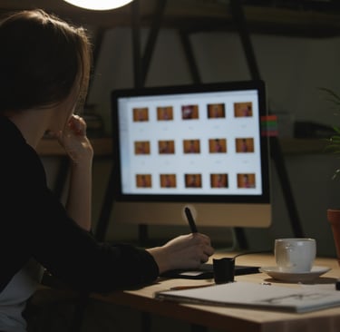 Designer escolhendo imagem em computador