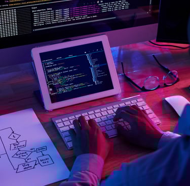 Desenvolvedor com notebook trabalhando na programação de site