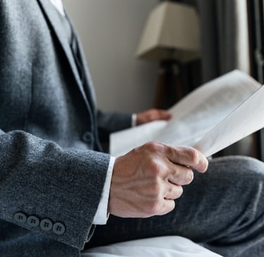 Homem de paletó lendo jornal