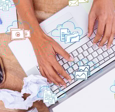 Mulher digitando em teclado e ícones relacionados a e-mail