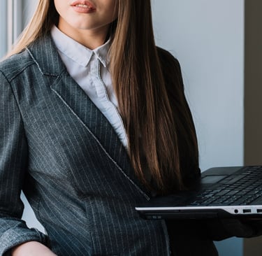 Advogada com roupa social segurando um notebook enquanto trabalha em ações de marketing jurídico