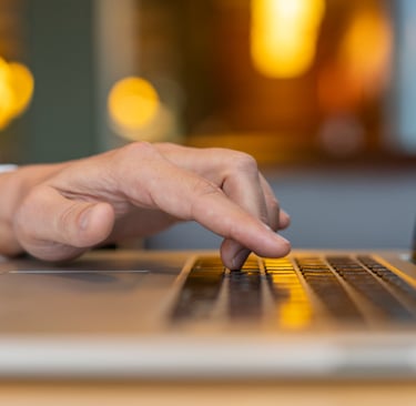Mão digitando em um teclado