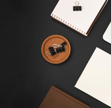 Mesa de escritório com cadernos, papéis e elásticos